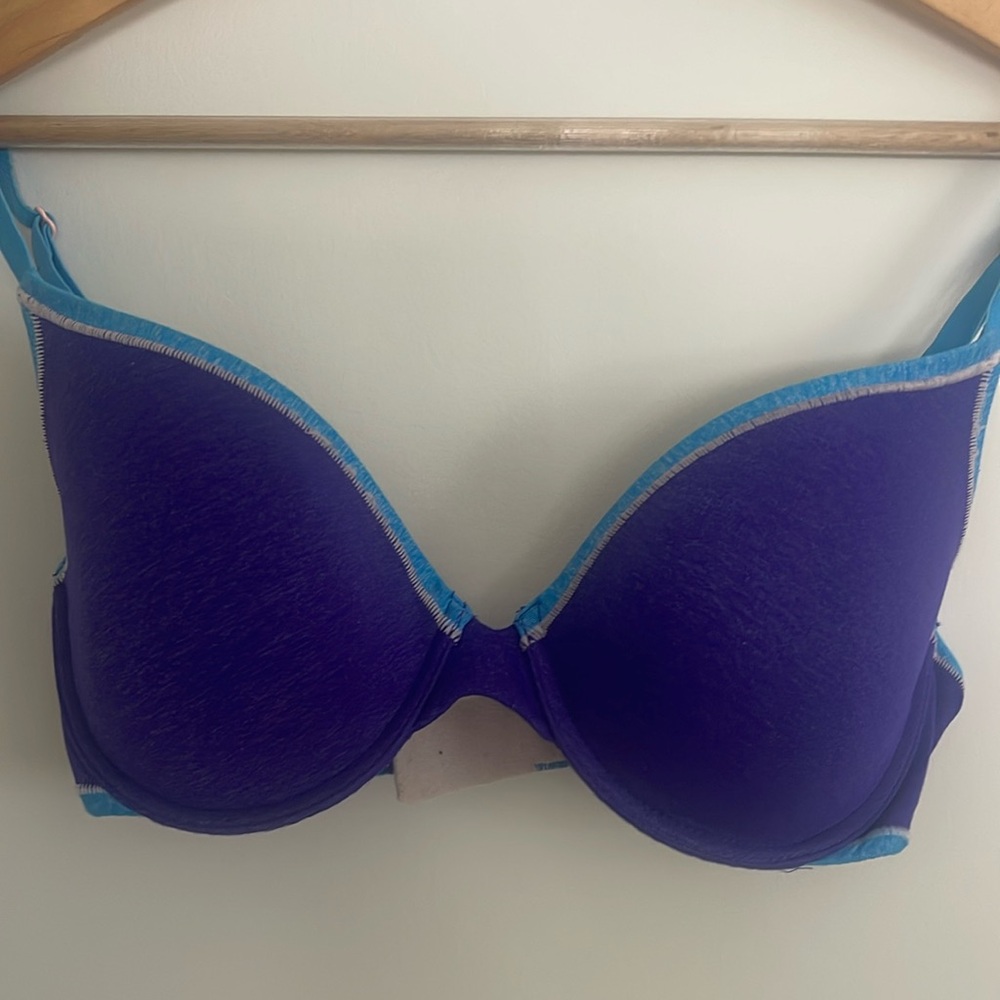 Barely worn VS 32D bra with adjustable straps.